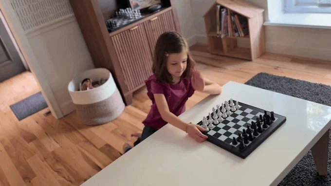駒を持つだけで指せる手が光る、オンライン対戦もできるスマートチェスボード ChessUp Lite (チェスアップ ライト) — 写真2
