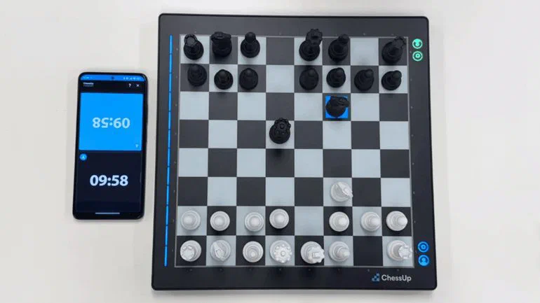 駒を持つだけで指せる手が光る、オンライン対戦もできるスマートチェスボード ChessUp Lite (チェスアップ ライト) — 写真6