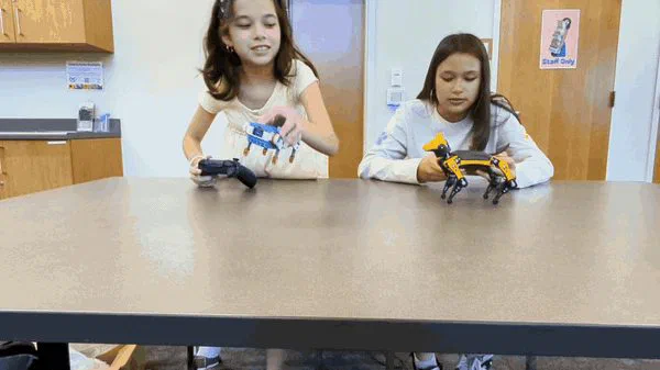 手のひらサイズで歩いて芸をする。組み立ててプログラミングも学べる4本脚のロボット犬 Quaddle (クアドル) — 写真7
