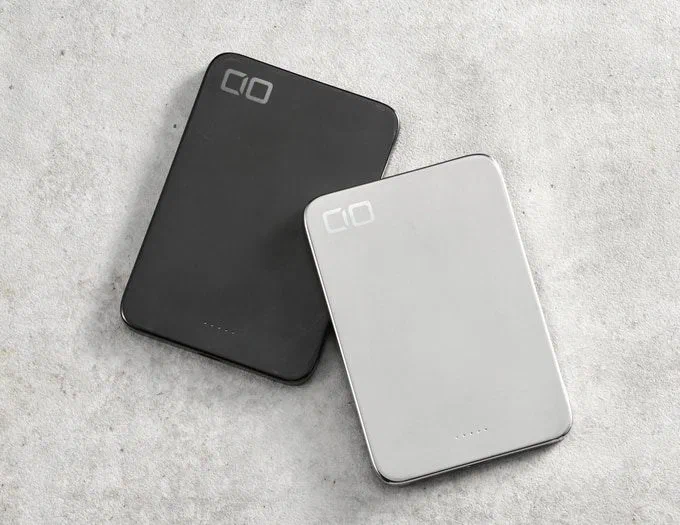 5000mAhなのに厚さ6.83mm、スマホに貼り付けたまま使える極薄ワイヤレスモバイルバッテリー SMARTCOBY ULTRA SLIM SS5K — 写真8