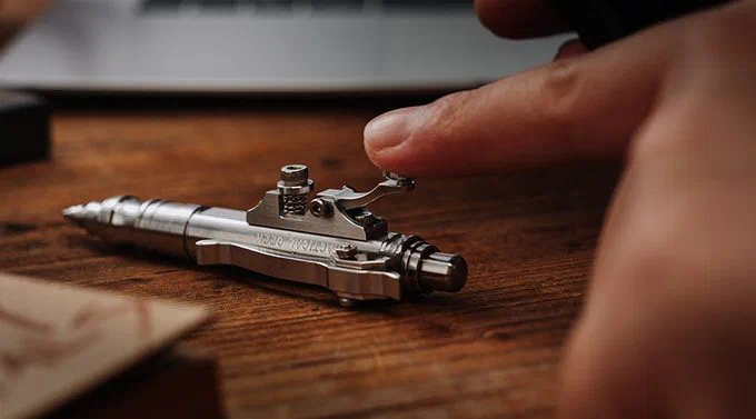 電報のキーを押して芯を戻す、スチームパンクなステンレス製ボールペン Gennai Pen SL01 (ゲンナイペン) — 写真4